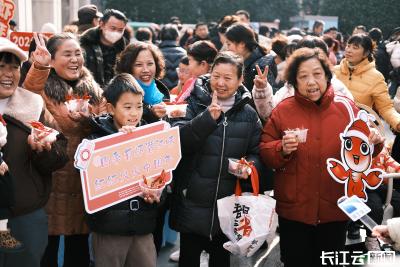 潜江龙虾“登陆”武汉社区年货节 红火美味点燃邻里团圆味‌