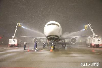 湖北机场集团全力应对2026年首轮降雪 旅客出行平稳有序