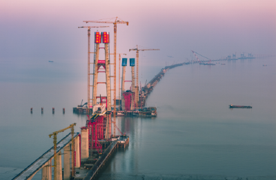 世界最长跨海铁路大桥首座主塔封顶