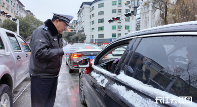 十堰郧西：双线发力护好群众“出行路”与“菜篮子”
