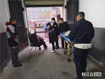 襄阳：快递员雨中救助摔伤市民获赞