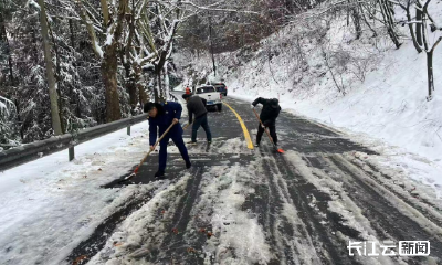 以雪为令，闻冰而动——湖北消防全力除雪保畅通