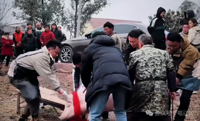 “呆呆摇人按猪”，为何变成一场盛大的乡村嘉年华？