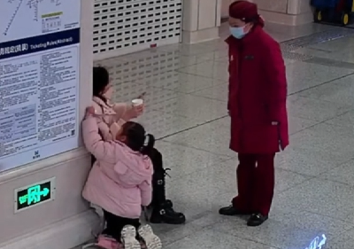 暖心！4岁萌娃地铁站求助 工作人员及时伸援手