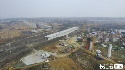 万吨巨梁“空中牵手” 合武高铁塘埠口滠水特大桥连续梁完成转体合龙