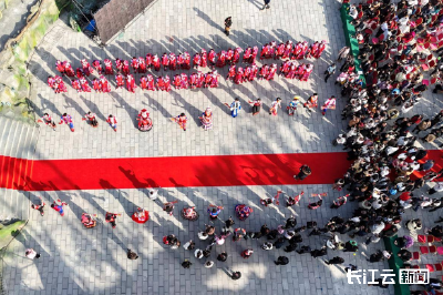 咸宁通城：古瑶村里喜结连理 集体婚礼倡导新风