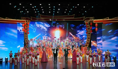 机器萌犬闹新春 潜江春晚嗨不停