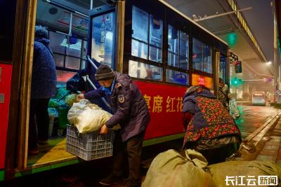 武汉公交“兴农专线”凌晨护航，暖心铺就菜农增收路