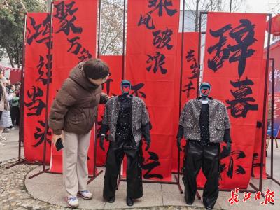 新春走基层｜参与主持、表演节目、做讲解员，人形机器人节前接单忙