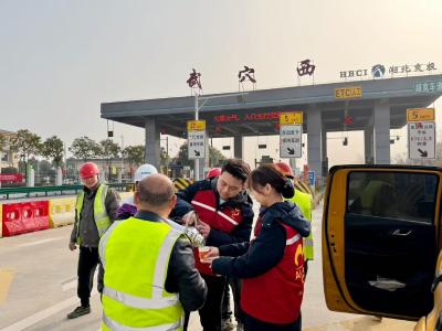 大雾封路不封情 暖心服务伴春运