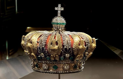 法国卢浮宫：抢劫受损的欧仁妮皇冠具备整体修复条件