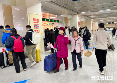 日均客流12万 武汉地铁全力帮扶出行不便乘客