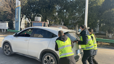 返乡车辆电瓶亏电，“映山红”服务队暖心搭电解困