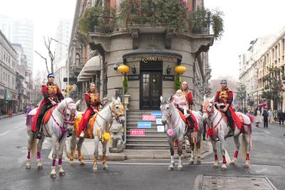 骏马巡城，马戏贺岁！武汉极地大马戏马术巡游亮相巴公房子