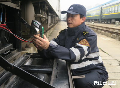 相隔千里，父子携手战春运