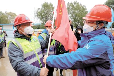 英雄筑起生命长城—写给武汉保卫战、湖北保卫战中的一线建设者