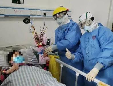 女神节 | 湖南援助罗田医疗队为女性患者送去节日礼物