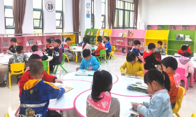 县幼儿园开展“手捧书香，悦读阅美”主题读书活动
