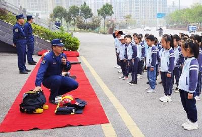 城南幼儿园幼儿走进消防救援大队接受安全教育
