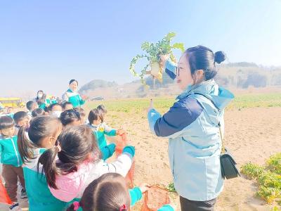 县幼儿园组织开展“党建＋扶贫助农”主题社会实践活动