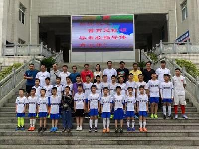 省足球学校到县实验小学选拔青训队员