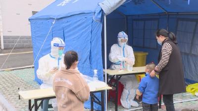 罗田县医护人员分赴各核酸检测点进行核酸采样
