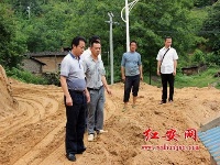 县教育局全体党员干部深入驻点村抗灾
