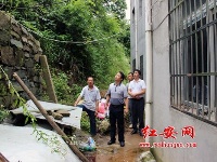 县教育局全体党员干部深入驻点村抗灾