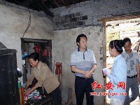 县教育局全体党员干部深入驻点村抗灾