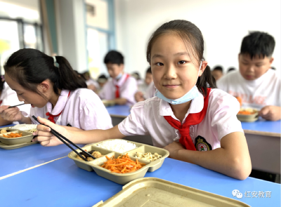 今秋，红安县将军城小学正式启动午间供餐服务