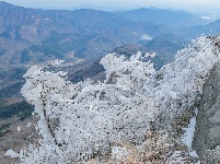 雪后初霁的红安老君山