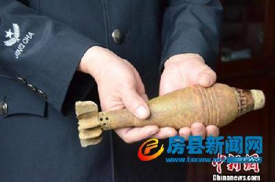 房县一农民河道取沙挖出炮弹 弹体完好