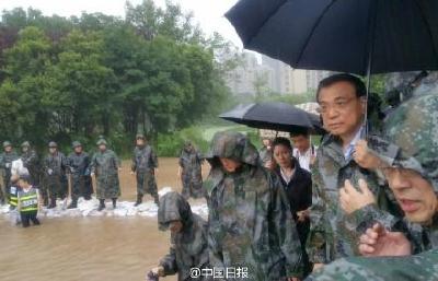 李克强冒雨赴武汉长江干堤管涌现场指挥救灾