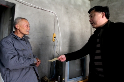 房县水务局向精准扶贫村送温暖 