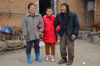 县公安局民警们和大爱义工的志愿者帮扶贫困户 助小飞龙家过上欢乐的春节