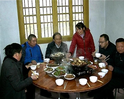 蔡贤忠在中村村“亲戚”家吃团年饭共迎新年