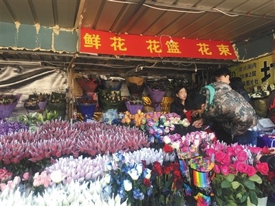 你手里数十元一枝的“七彩玫瑰”，可能是差玫瑰染的