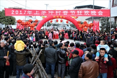 金鸡起舞报春晓  篝火狂欢闹元宵