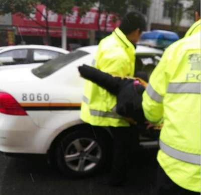 7岁女童突发癫痫 执勤交警紧急送医化险为夷