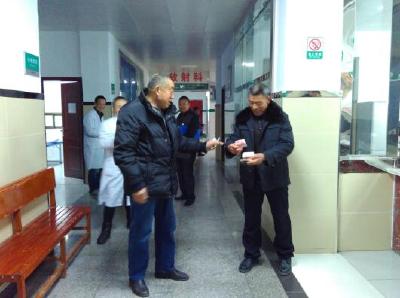 大叔看病街上丢钱  好心人捡到送进医院