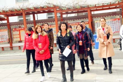 东城小学聘请16位家长担任“交通安全监督员”