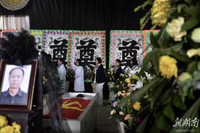 万人送别“名誉村长”王新法