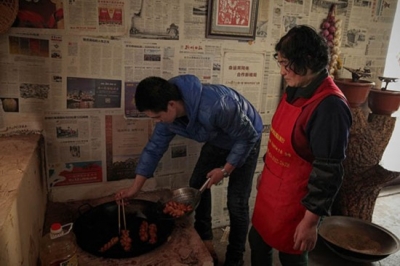 【网络媒体走转改】"挂旗""走油"…… 满族村的民族年味