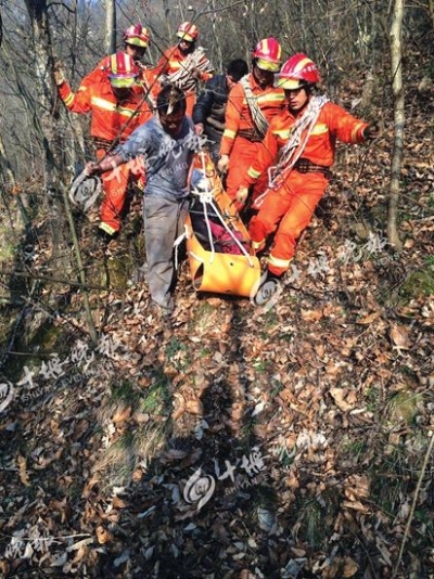 上山采药突然晕倒 消防官兵抬送房县老人5公里就医