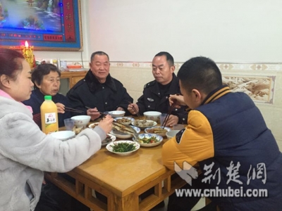 [网络媒体走转改]黄陂一民警春节连值7天班 初五回家补吃团年饭