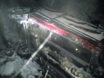 轿车跌落山谷 警民联手上演雪夜大营救 