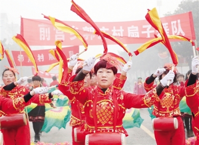 [网络媒体走转改]节俭喜庆度佳节 文明之风遍山乡(图)