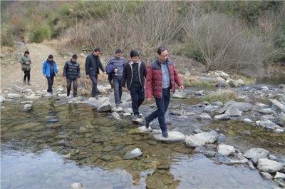 军店镇：督战重点村精准扶贫春季攻势 