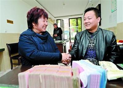 女老板21万现金遗落出租车 的哥分文不少归还