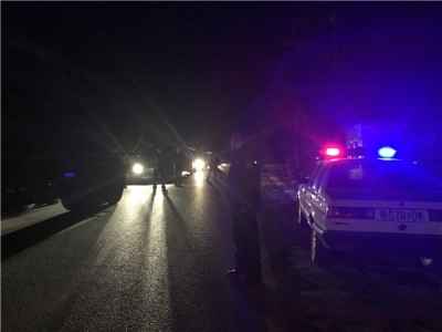 房县森林公安局车家湾派出所民警  积极救助车祸受伤群众 